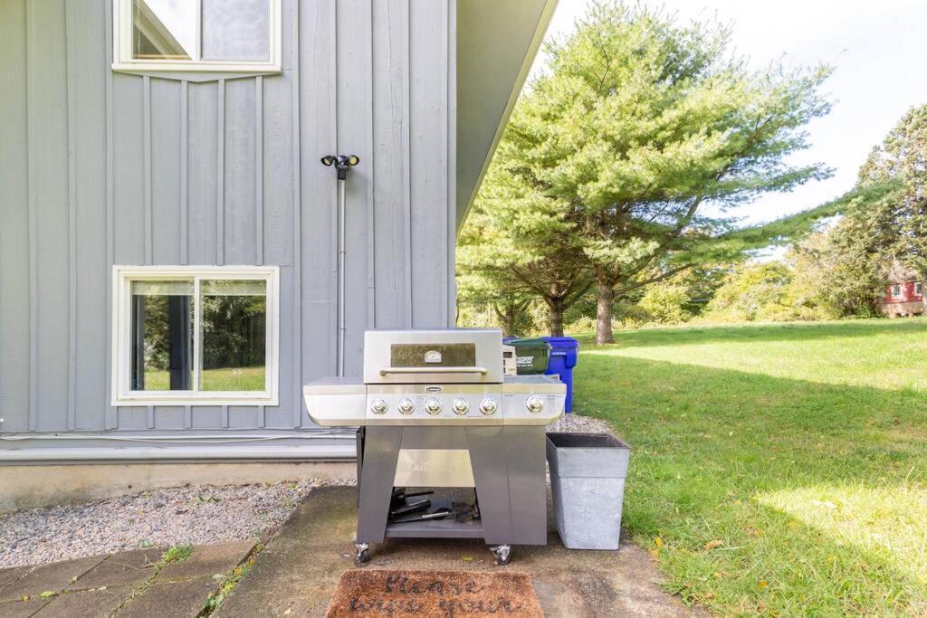 Unique Retreat With Private Patio, 4 King Beds And Bbq Villa Groton Exterior photo